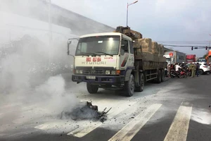 Va chạm ôtô, xe máy bốc cháy