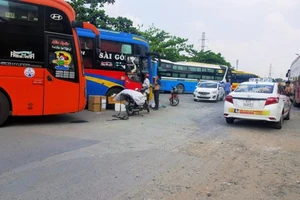 Bãi xe chờ tài choán hết đường