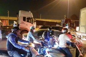 Xa lộ Hà Nội kẹt cứng