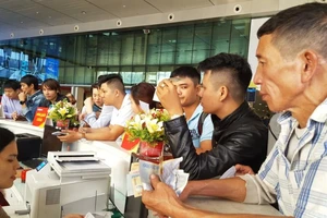 1 người về, 5 người ra đón: Tân Sơn Nhất lại ùn ứ 