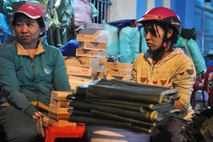 Tiểu thương lo lắng vì lá dong rớt giá