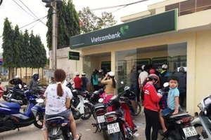 Khổ sở xếp hàng rút tiền ở cây ATM những ngày giáp Tết