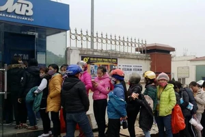Người dân xếp hàng đợi rút tiền ngày giáp Tết