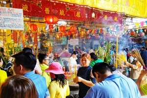 Dân nườm nượp đi chùa Bà Châu Đốc 2