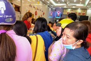 Dân ùn ùn đi mua vàng thần tài gây kẹt đường