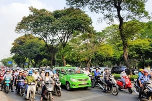 TP.HCM bắt đầu ùn xe trong ngày đầu đi làm lại