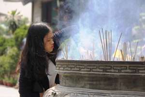 Dân nô nức đi chùa vào Tết Nguyên Tiêu