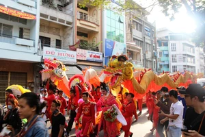 Người dân đội nắng xem 'Bát Tiên'