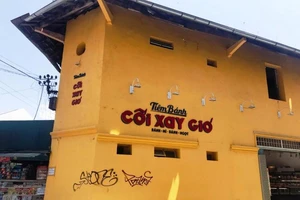 Dân mạng bức xúc vì bức tường Cối xay gió bị vẽ bậy