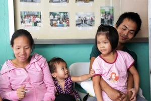 Bé gái bị bắt đi ăn xin đã được về nhà