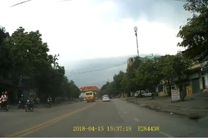 Hãi hùng xe buýt đua nhau như chốn không người