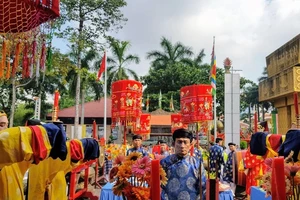 Hàng ngàn người đổ về Suối Tiên dâng hương ngày giỗ Tổ