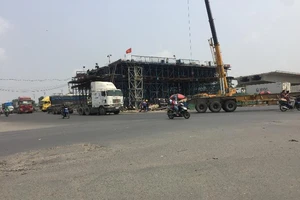 Để tránh ùn tắc, cầu vượt Mỹ Thủy phải giãn tiến độ