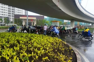 Người Sài Gòn hả hê với cơn mưa bất chợt