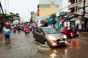 Cứ mưa, đường Nguyễn Xí lại ngập