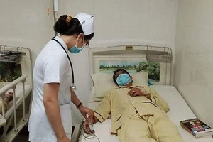 Cô chú ơi, hãy cứu thầy con với!