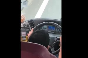 Tài xế xe khách vừa lái xe vừa coi phim