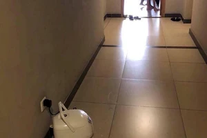 Người dân trong chung cư mang nồi cơm điện ra hành lang cắm