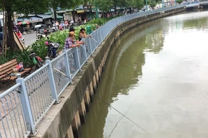 Đứng cạnh biển cấm vẫn vô tư câu cá, họ là ai?