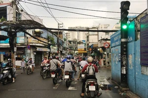 Dân mừng rơn vì đèn tín hiệu đã hoạt động