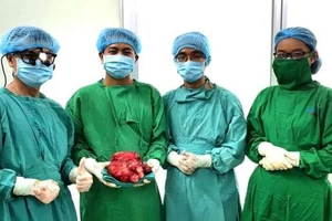 Tưởng đau dạ dày, bất ngờ phát hiện khối u 2,5 kg