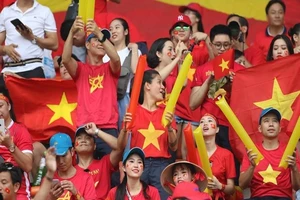 Khi phố Nguyễn Huệ phục vụ bóng đá, người dân đi đường nào?