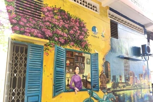 Con hẻm bích họa thu hút khách ở TP.HCM