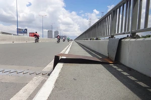 Sở GTVT phản hồi về miếng sắt nhô lên trên cầu bộ hành