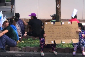 Công nhân lại tiếp tục căng băng rôn đòi tiền