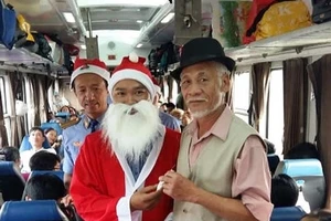 Ông già Noel bất ngờ xuất hiện trên chuyến tàu cuối năm