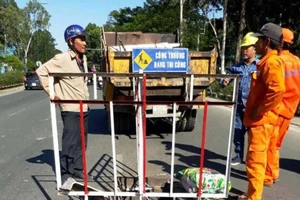 Ăn cắp hàng loạt nắp hố ga lấy tiền tiêu xài Tết?