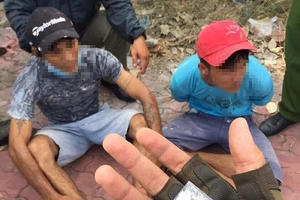 Hai thanh niên đi mua ma túy về chơi thì bị bắt 