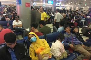 Sân bay Tân Sơn Nhất đông nghìn nghịt