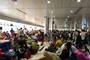 Đêm 30 Tết, sân bay Tân Sơn Nhất vẫn đông nghịt khách