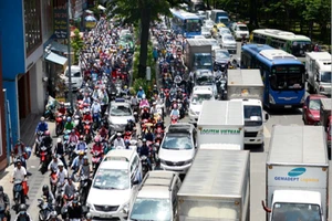 Phạt gần 900 triệu đồng các xe vi phạm khu vực Tân Sơn Nhất