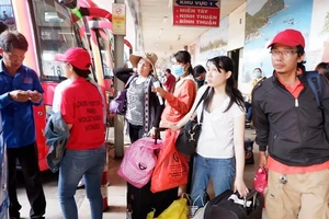 Người dân ùn ùn đi nghỉ lễ