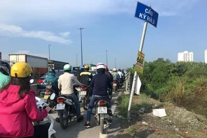 Nút giao Mỹ Thủy kẹt tứ tung trong sáng 14-5