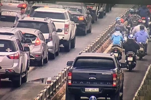 Hàng loạt ô tô tràn vào làn xe máy trên cao tốc 