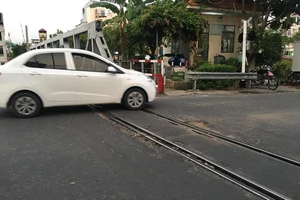 Lo té ngã khi ổ gà cận kề ray tàu