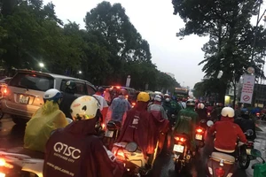 Cơn mưa đúng giờ tan tầm, người dân vất vả về nhà