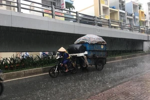 TP.HCM bất ngờ mưa lớn khiến người đi đường không kịp trở tay