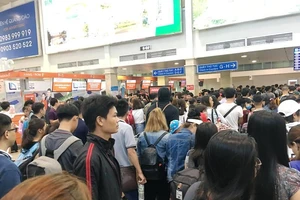 Mới vào hè sân bay Tân Sơn Nhất đã đông nghẹt 