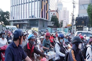 Đường Tôn Đức Thắng kẹt xe nghiêm trọng sau rào đường