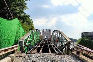 Bắt đầu tháo dỡ cầu sắt 100 tuổi nối Bình Dương - TP.HCM