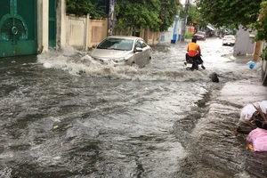 Khu 'nhà giàu' lại bị ngập sâu sau cơn mưa lớn