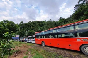 Mất 5 giờ vẫn chưa thoát khỏi kẹt xe do sạt lở đèo Bảo Lộc