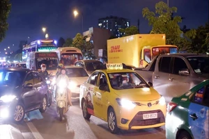 Đường Phạm Văn Đồng kẹt xe kéo dài