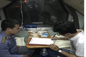 Nhân viên đường sắt trả lại tiền cho hành khách bỏ quên