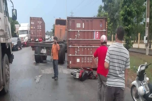Xe container làm rớt thùng ngã đè một phụ nữ đi xe máy
