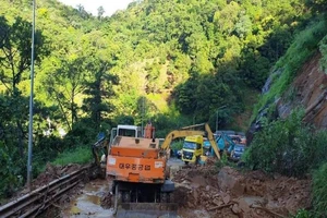 Đèo Bảo Lộc sạt lở, giao thông hoàn toàn tê liệt